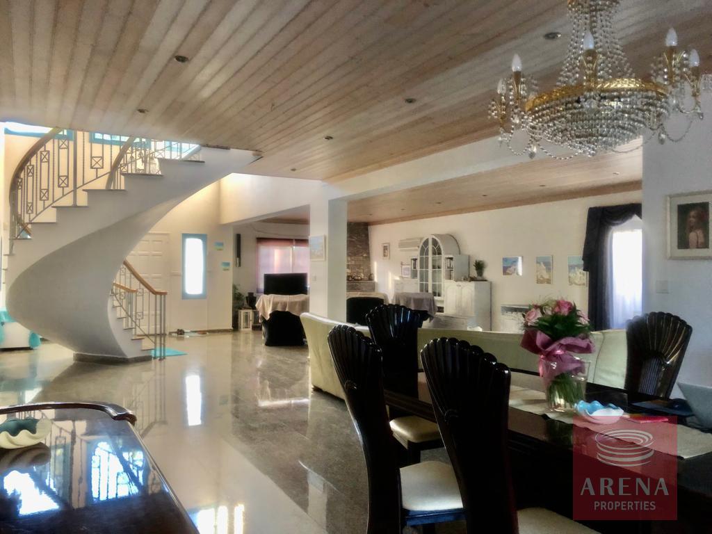 Villa for rent 450 m² in Perivolia Larnakas, Larnaca
