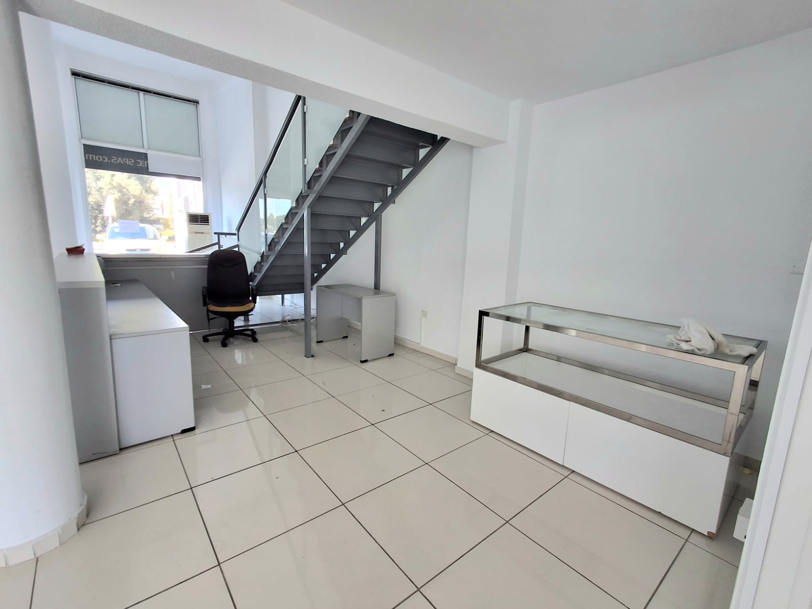 Commercial properties 220 m² for rent in Aradippou - Apostolos Loukas, Larnaca