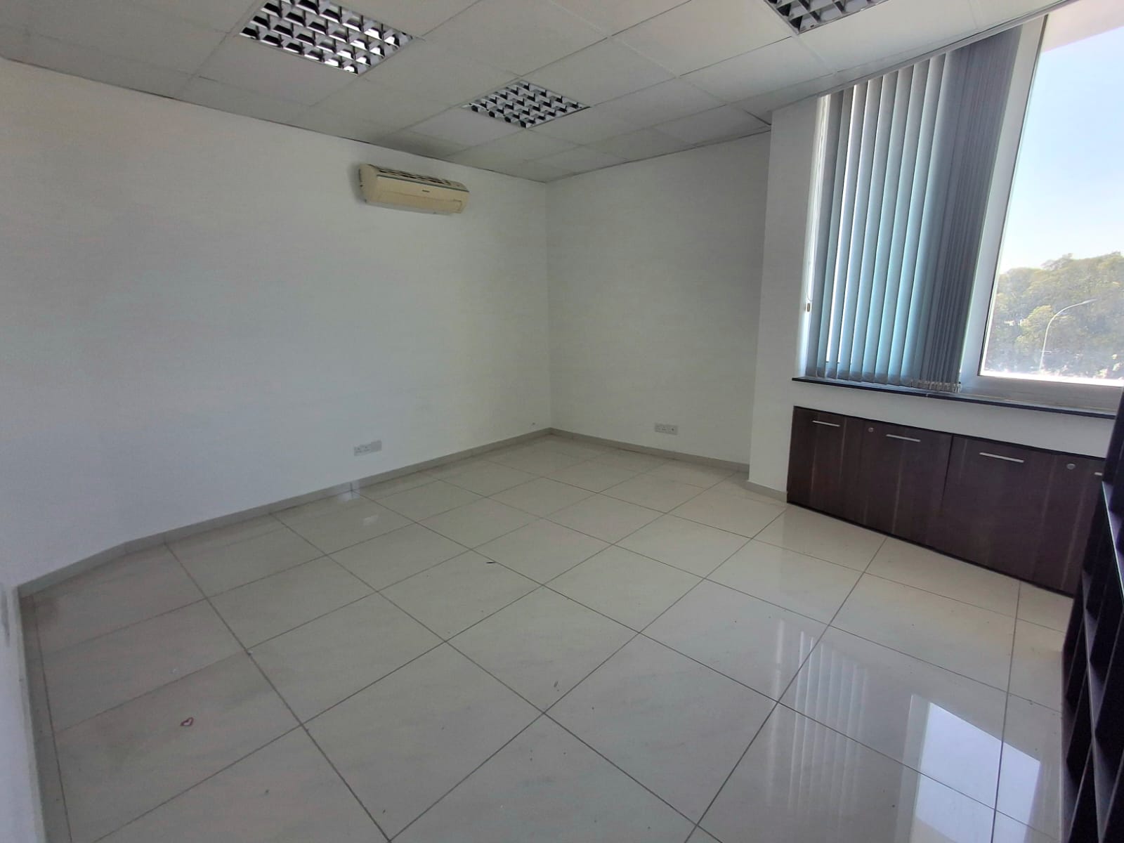 Здание 97 м² в аренду в Aradippou - Apostolos Loukas, Larnaca