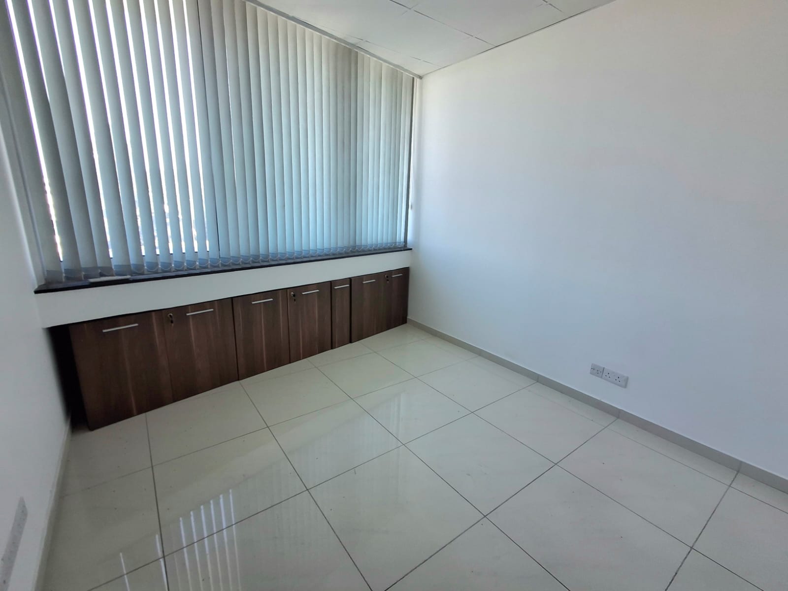 Здание 97 м² в аренду в Aradippou - Apostolos Loukas, Larnaca