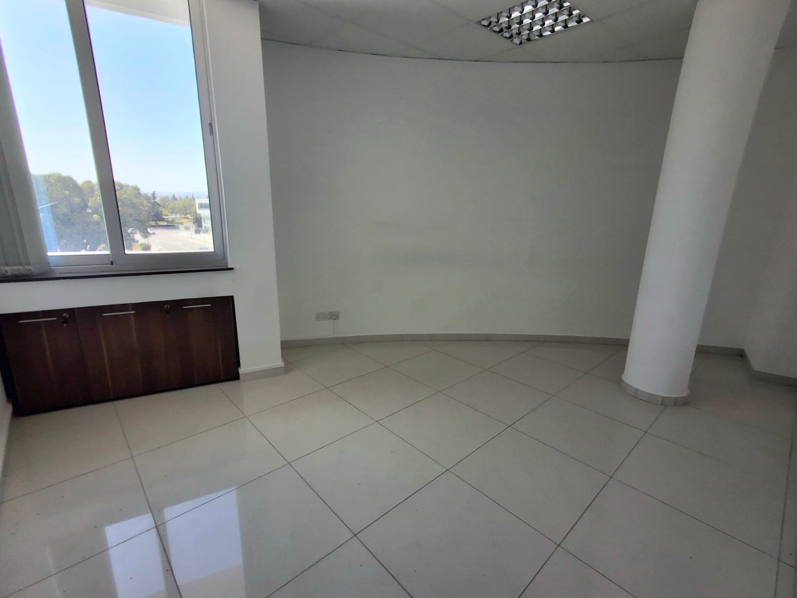 Здание 97 м² в аренду в Aradippou - Apostolos Loukas, Larnaca