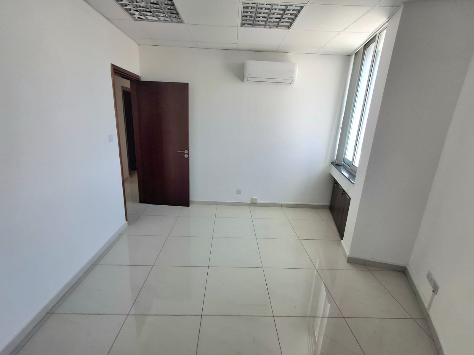 Здание 97 м² в аренду в Aradippou - Apostolos Loukas, Larnaca